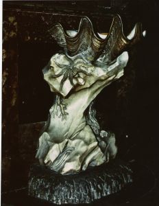Un bénitier de la paroisse de Saint-Sulpice (Paris)